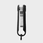 Seitenansicht des Orbitkey Key Organiser Tracker in Schwarz, Schlüssel flach und klirrfrei gestapelt