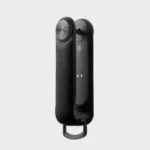 Orbitkey Key Organiser Tracker in Schwarz, Seitenansicht auf das Tracker-Modul mit magnetischen Ladekontakten