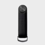 Vorderseite des Orbitkey Key Organiser Tracker in Schwarz, geschlossen mit Edelstahl-Verschluss und D-Ring
