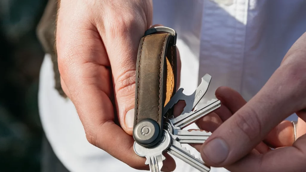 Orbitkey Key Organiser aus Crazy-Horse-Leder mit vier Schlüsseln in zwei Händen