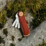 Organiseur de clés Orbitkey en toile cirée rouge brique, vue détaillée 6 | One Horizon