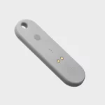 Orbitkey Universal Tracker in Granit, Rückseite schräg mit Taste und magnetischem Ladeanschluss