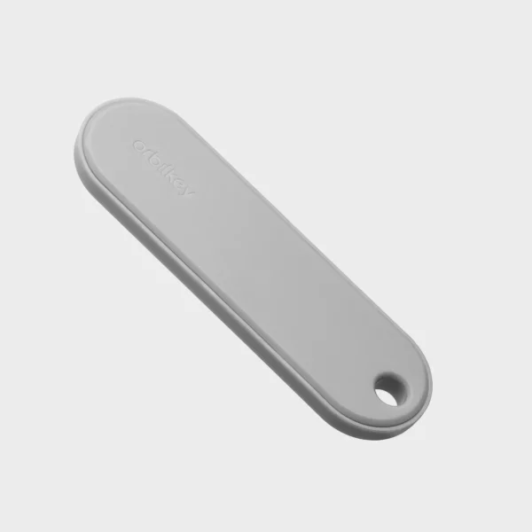 Orbitkey Universal Tracker in Granit, schräg von vorne mit eingeprägtem Orbitkey-Logo und Öse