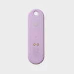 Rückseite des Orbitkey Universal Tracker in Lila mit Taste und zwei magnetischen Ladekontakten