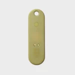 Rückseite des Orbitkey Universal Tracker in Pistazie mit Taste und zwei magnetischen Ladekontakten