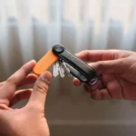 Orbitkey Universal Tracker in Tangerine im schwarzen Orbitkey Key Organiser, Schlüssel werden ausgeklappt