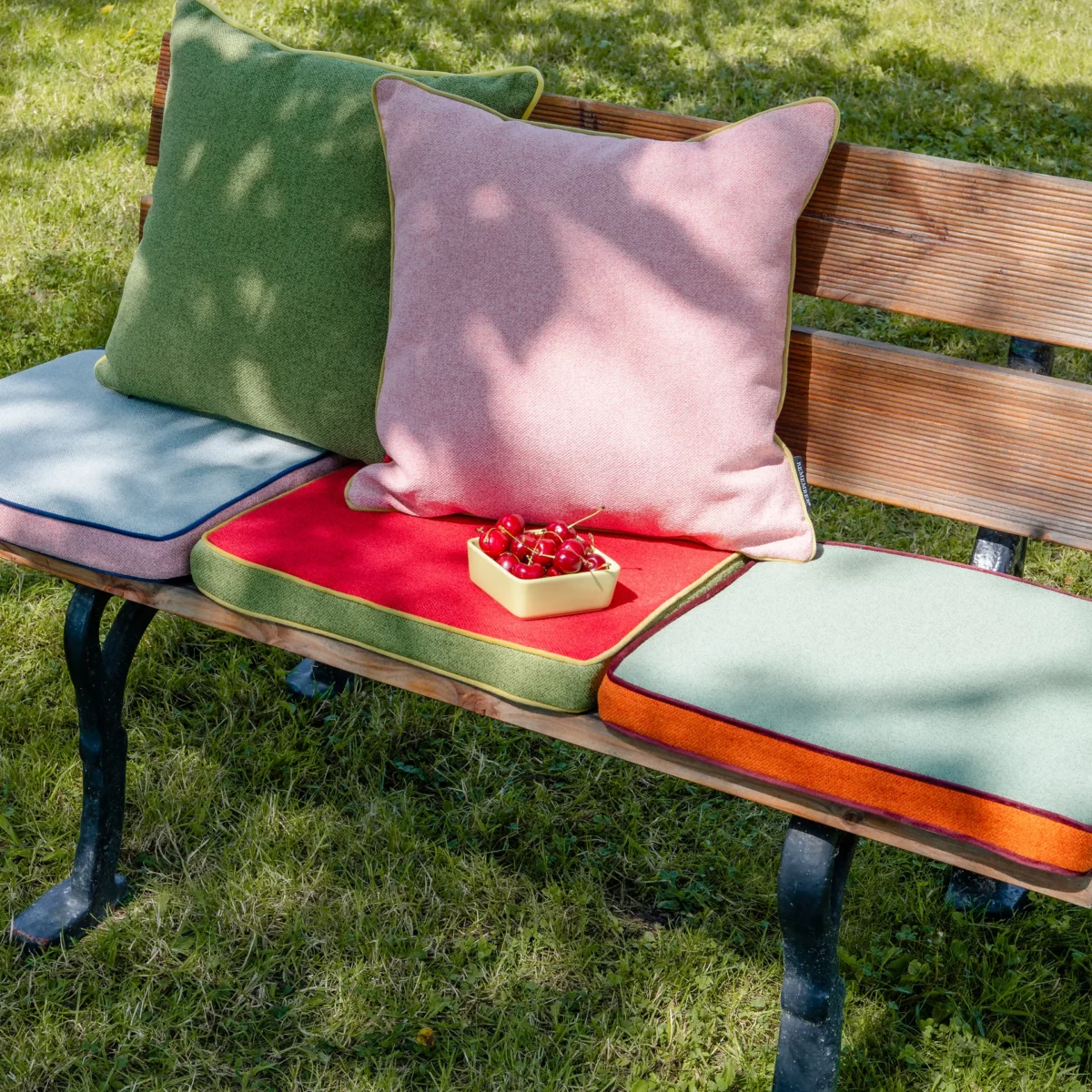 Remember Outdoor Kissen Cranberry, Detailansicht 2 | One Horizon