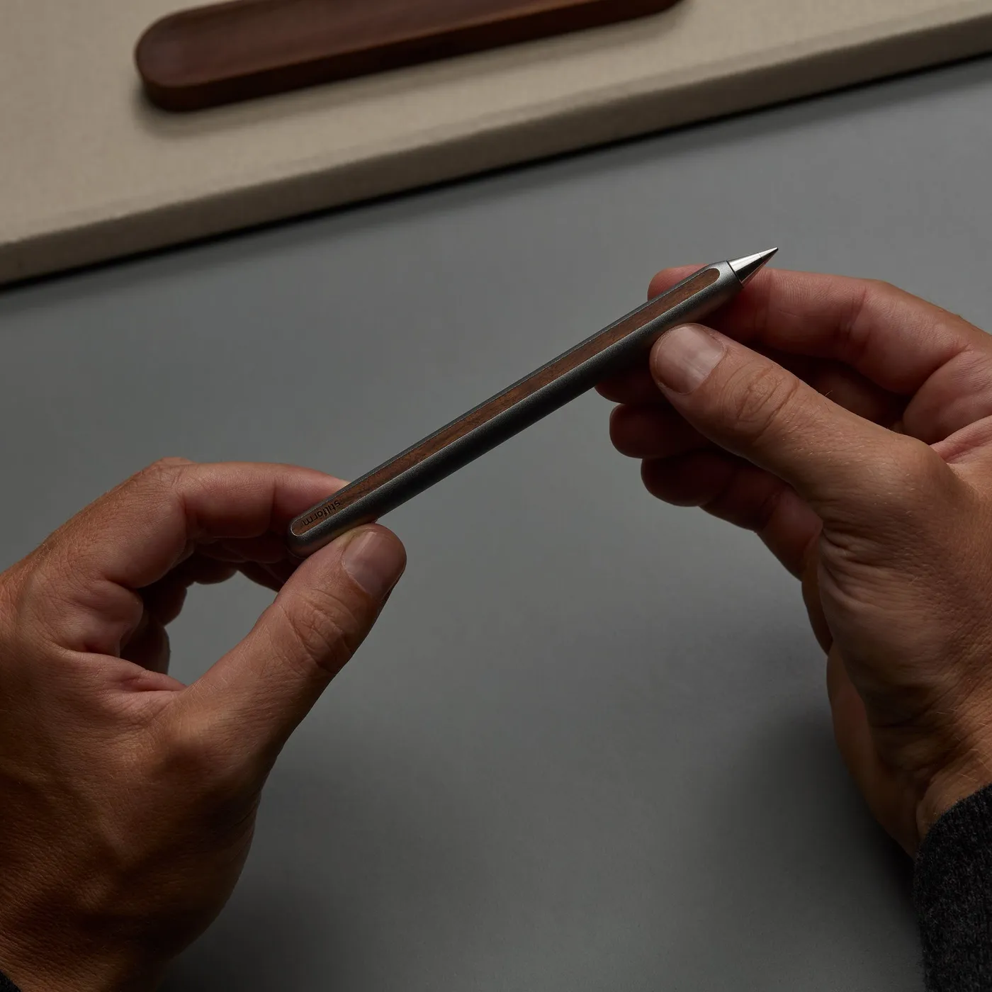 Hand hält den Stilform AEON Bleistift aus Titan