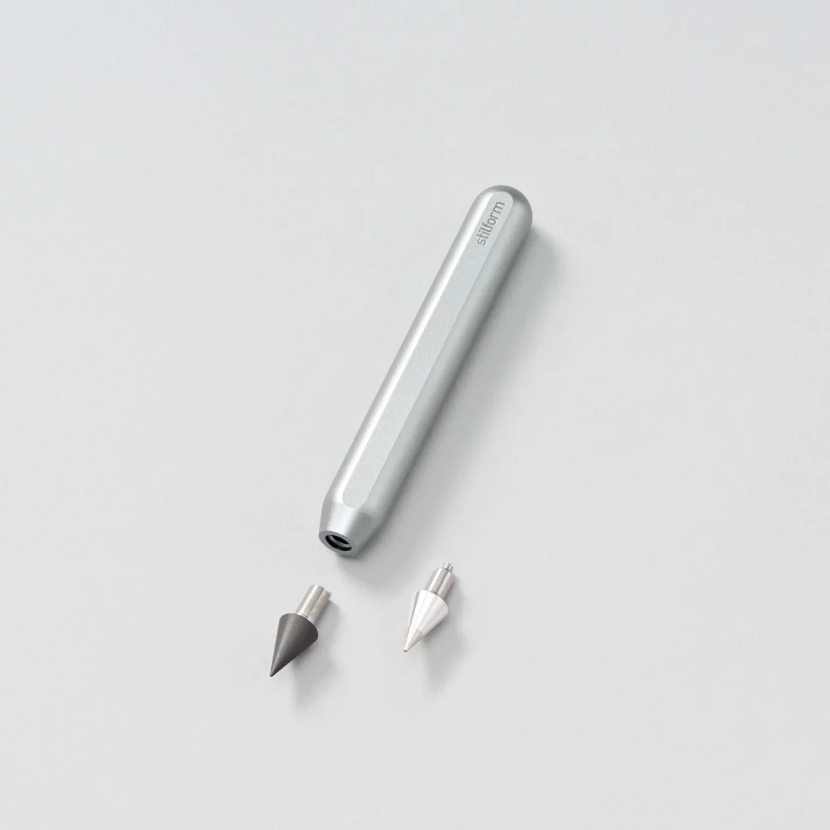 Stilform AEON Nano Bleistift Aluminium Moss Green Eternal-Spitze, Detailansicht 5 | One Horizon