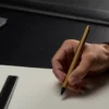 Stylo à bille roulante Stilform FLOW en laiton, vue détaillée 2 | One Horizon