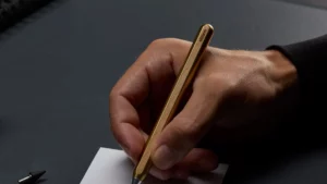Hand schreibt mit dem Stilform AEON Bleistift aus Messing