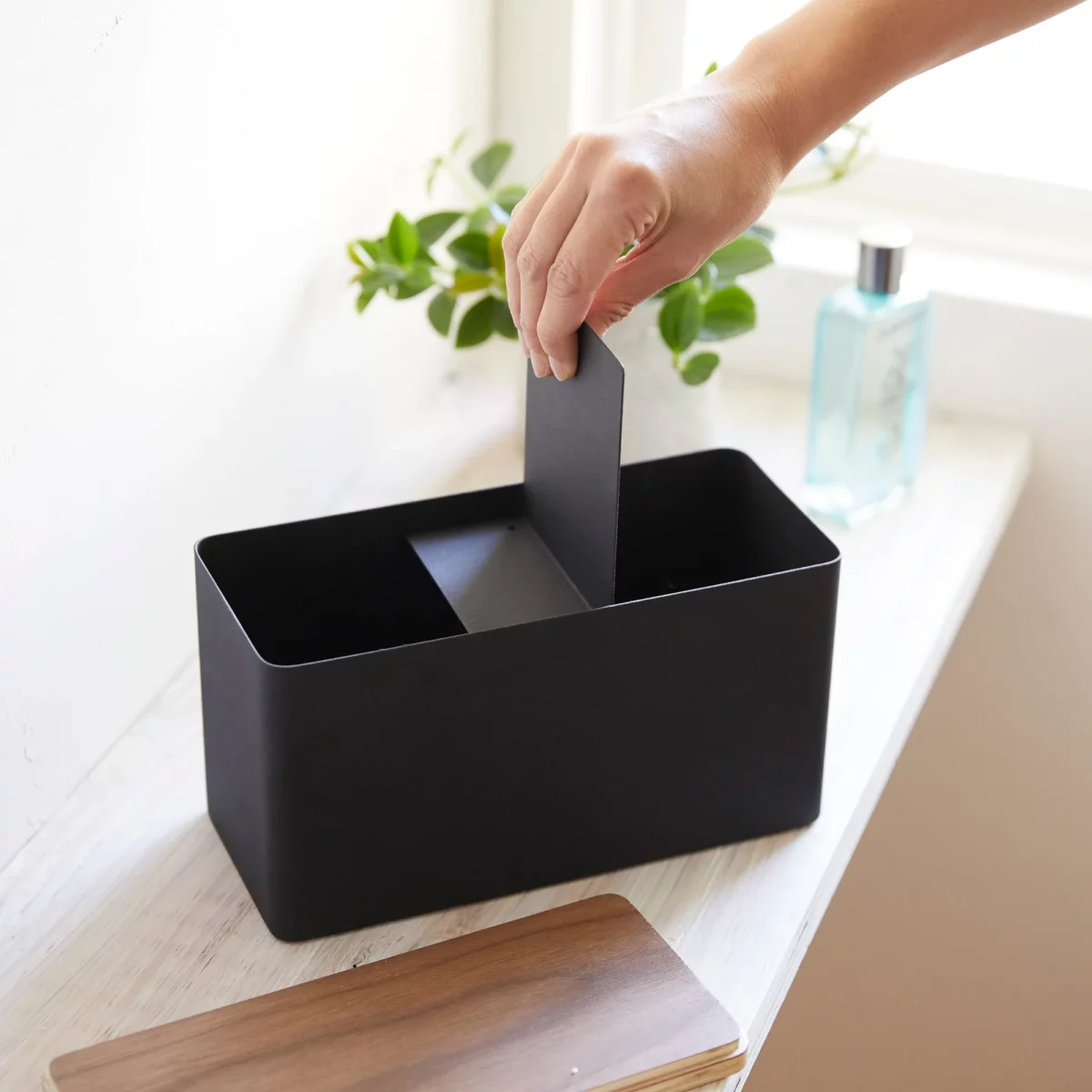 Boîte de rangement Yamazaki RIN noire, vue détaillée 7 | One Horizon