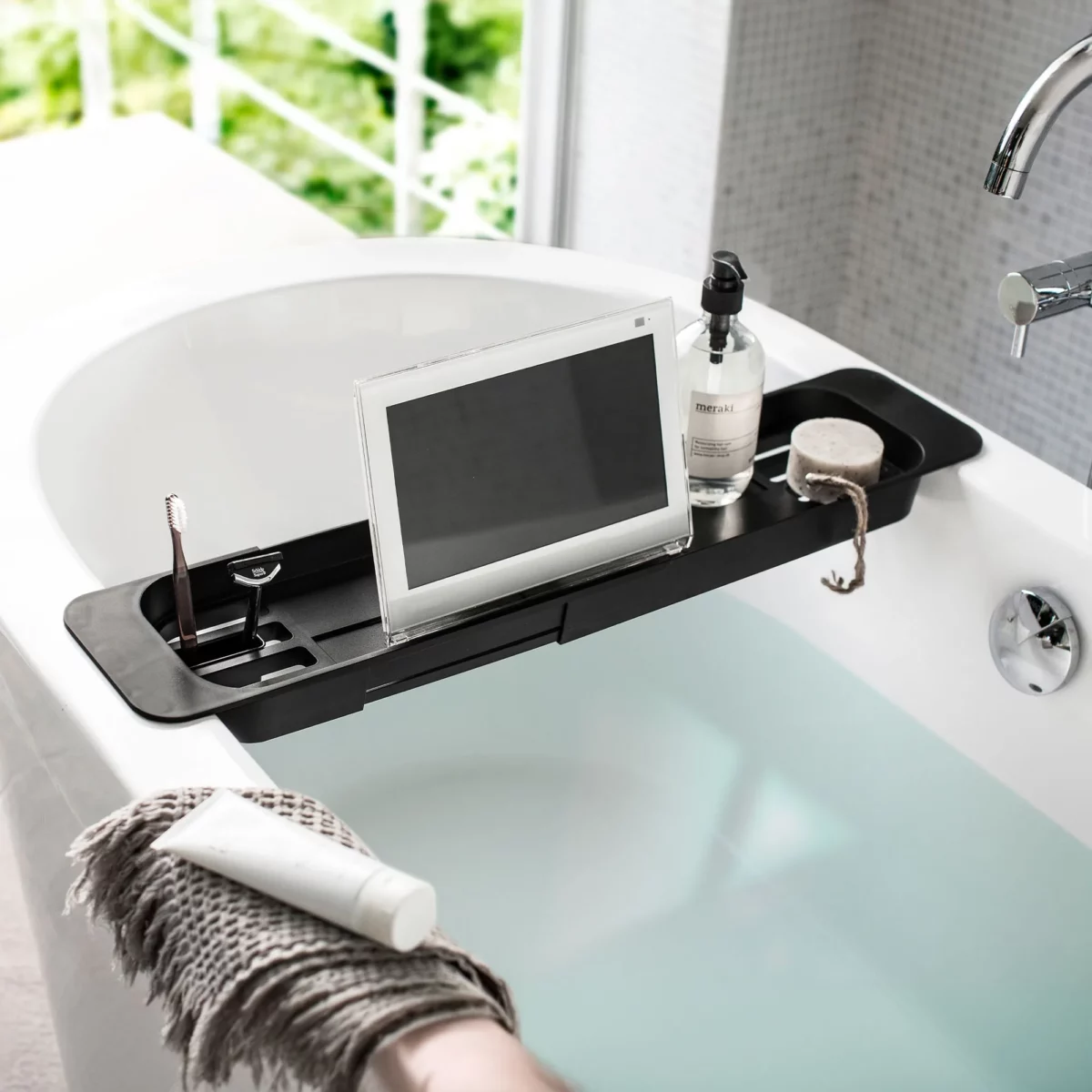 Porte-objets de baignoire Yamazaki TOWER extensible, noir ; vu d'en haut, avec une tablette, une brosse à dents et du savon