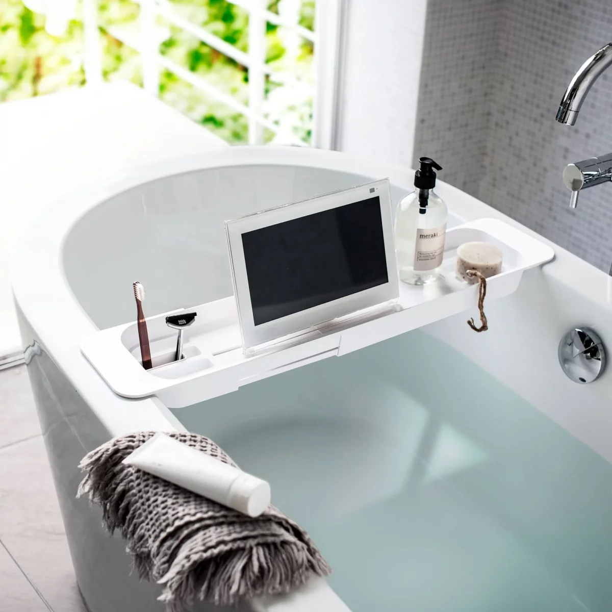 Porte-objets de baignoire Yamazaki TOWER, extensible, en blanc ; vu de dessus, avec une tablette, une brosse à dents et du savon