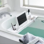 Porte-objets extensible TOWER de Yamazaki pour baignoire, en blanc, à poser sur la baignoire, avec tablette et flacon à pompe