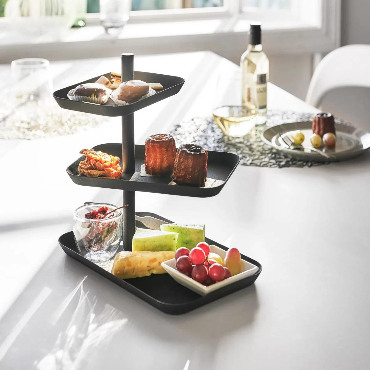 Yamazaki Etagere TOWER 3-stöckig drehbar in Schwarz, am Esstisch mit Gebäck, Tartelettes und Trauben