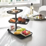 Yamazaki Etagere TOWER 3-stöckig drehbar in Schwarz, am Esstisch mit Gebäck, Tartelettes und Trauben