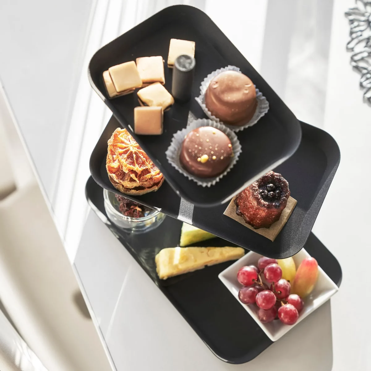 Yamazaki Etagere TOWER 3-stöckig drehbar in Schwarz, von oben mit gedrehten Tabletts voller Süssem