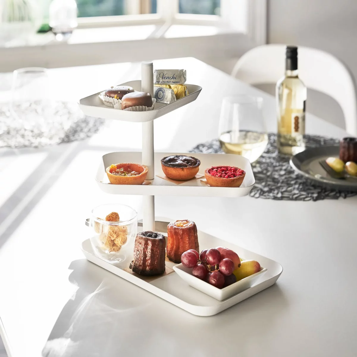 Yamazaki Etagere TOWER 3-stöckig drehbar in Weiss, am Esstisch mit Gebäck, Tartelettes und Trauben