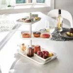 Yamazaki Etagere TOWER 3-stöckig drehbar in Weiss, am Esstisch mit Gebäck, Tartelettes und Trauben