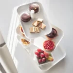 Yamazaki Etagere TOWER 3-stöckig drehbar in Weiss, von oben mit gedrehten Tabletts voller Süssem