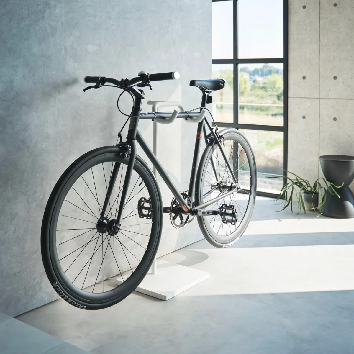 Yamazaki Fahrradständer TOWER Weiss, Detailansicht 2 | One Horizon