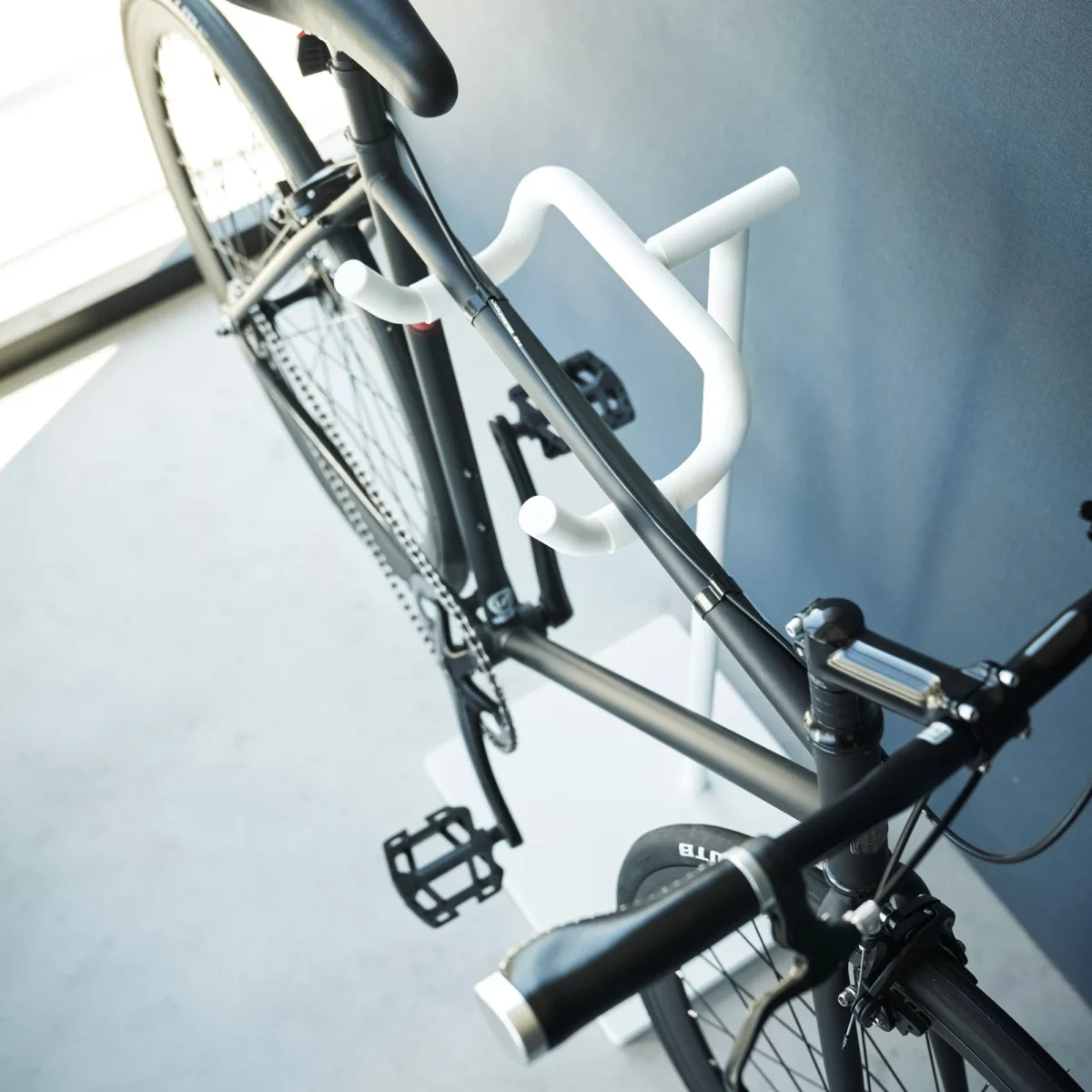 Yamazaki Fahrradständer TOWER Weiss, Detailansicht 4 | One Horizon
