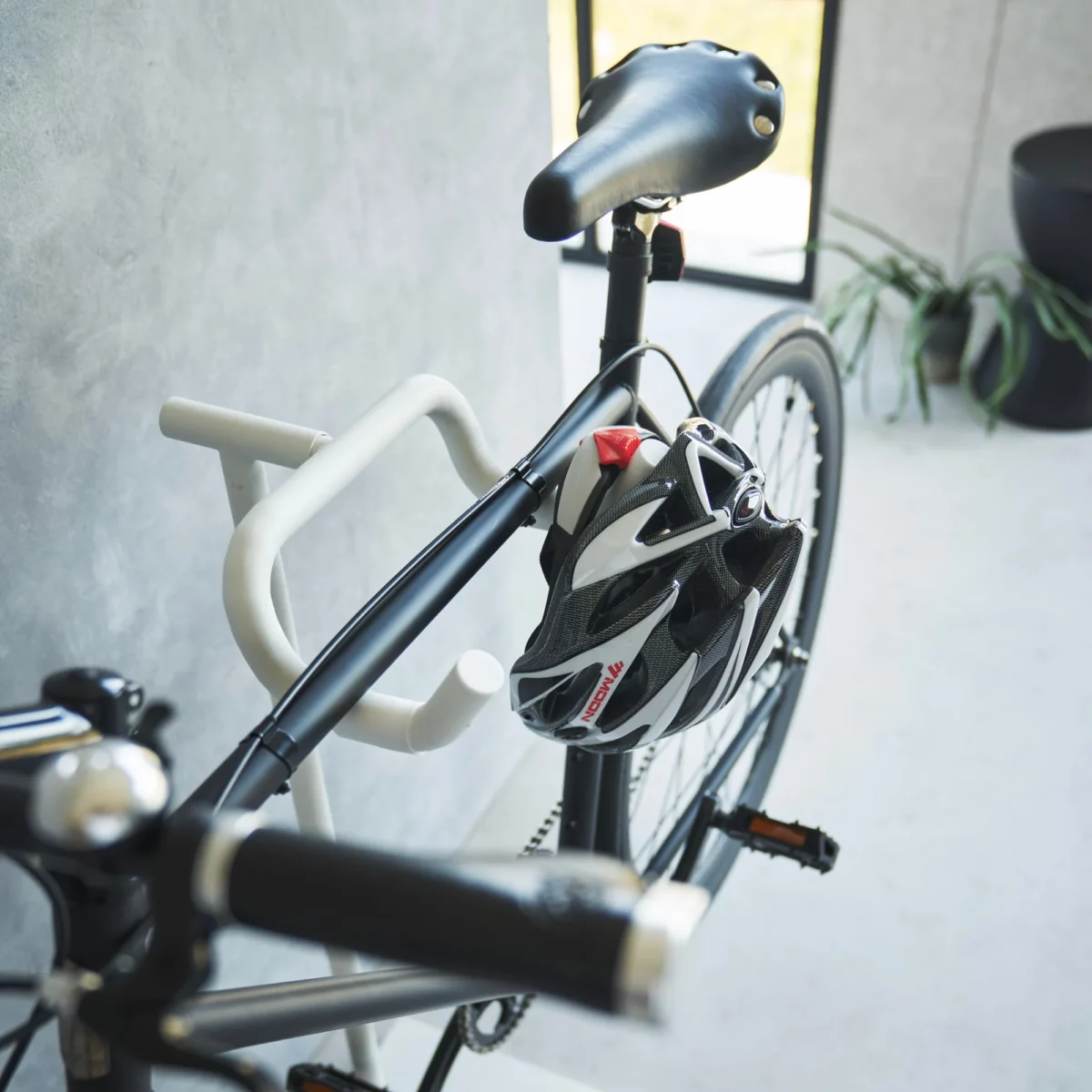 Yamazaki Fahrradständer TOWER Weiss, Detailansicht 7 | One Horizon