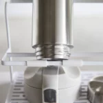 Yamazaki Flaschen-Abtropfständer TOWER breit in Weiss, Flasche auf dem Bügel über ihrem Deckel