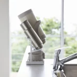 Yamazaki Flaschen-Abtropfständer TOWER breit in Weiss, seitlich an der Spüle mit Thermoskanne