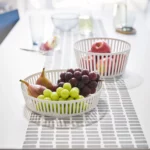 Yamazaki Früchteschale TOWER flach in Weiss, mit Früchten vor der tiefen Schale mit Äpfeln