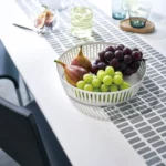 Yamazaki Früchteschale TOWER flach in Weiss, auf dem Tisch mit Feigen und Trauben