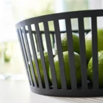 Yamazaki Früchteschale TOWER tief in Schwarz, Seitenansicht mit Limetten hinter den Stäben