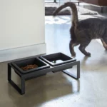 Yamazaki Futternapf TOWER mit Ständer in Schwarz, mit Futter und Wasser, Katze geht vorbei
