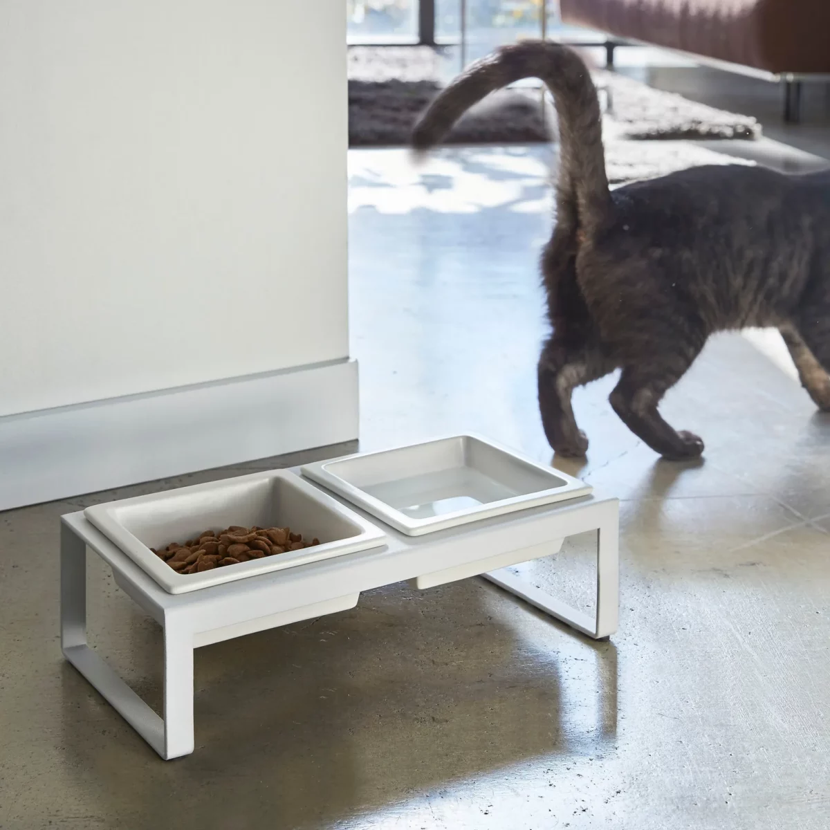 Yamazaki Futternapf TOWER mit Ständer in Weiss, mit Futter und Wasser, Katze geht vorbei