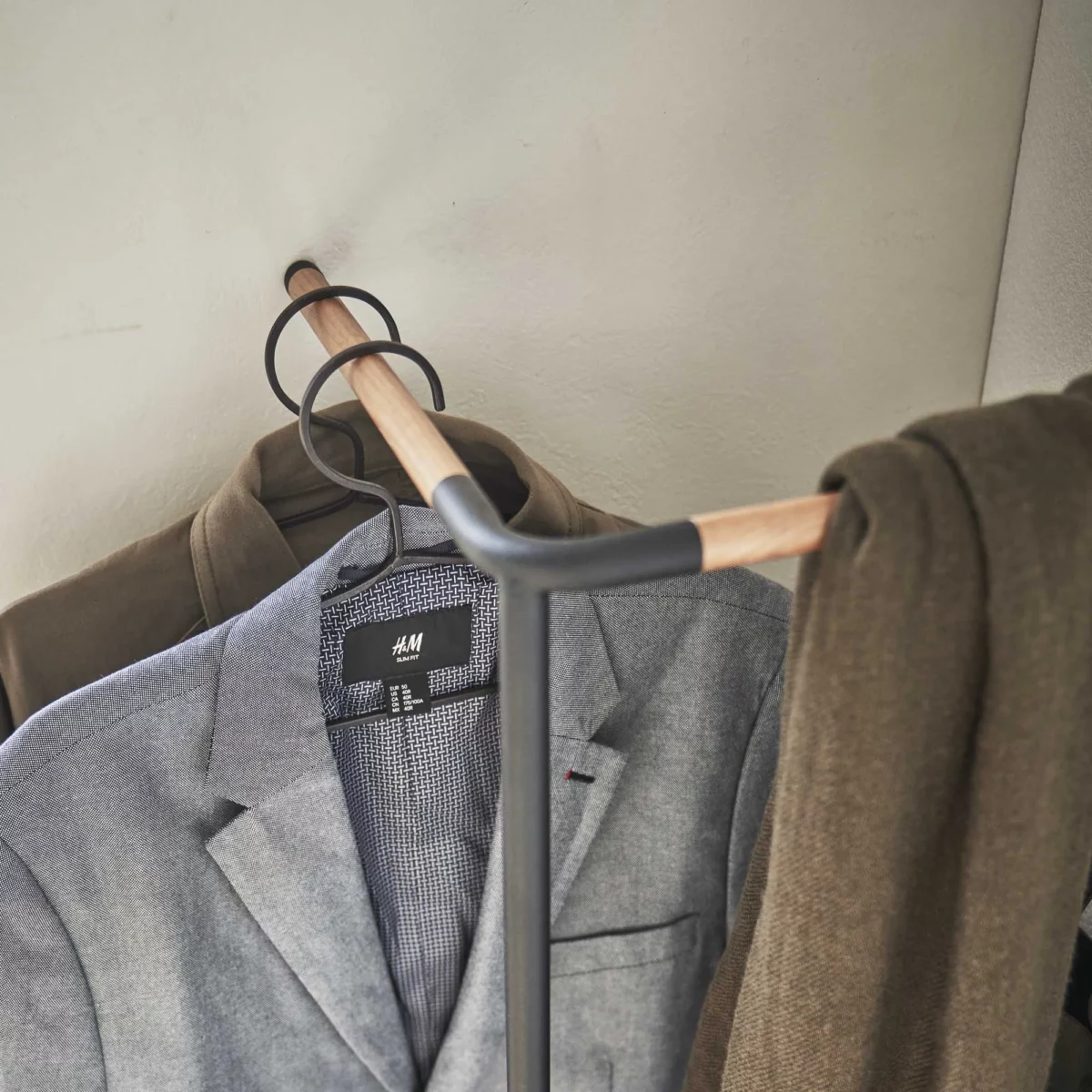 Yamazaki Garderobe CORNER TOWER Schwarz, Detailansicht 5 | One Horizon