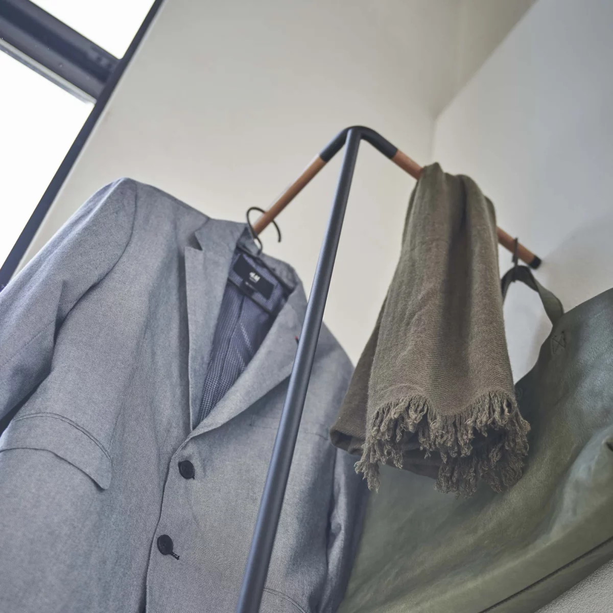 Yamazaki Garderobe CORNER TOWER Schwarz, Detailansicht 6 | One Horizon