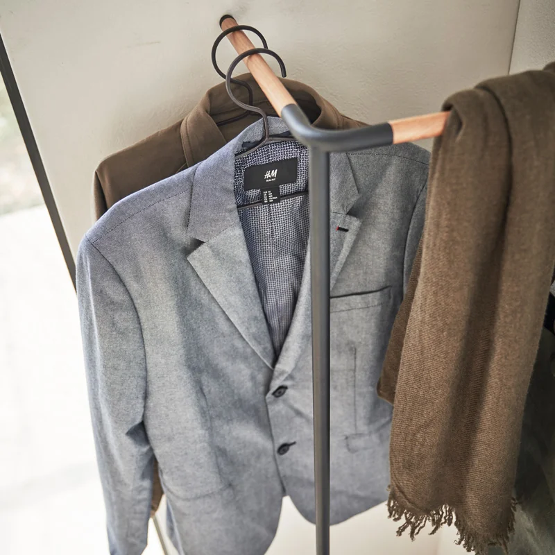 Yamazaki Garderobe CORNER TOWER Schwarz, Detailansicht 13 | One Horizon