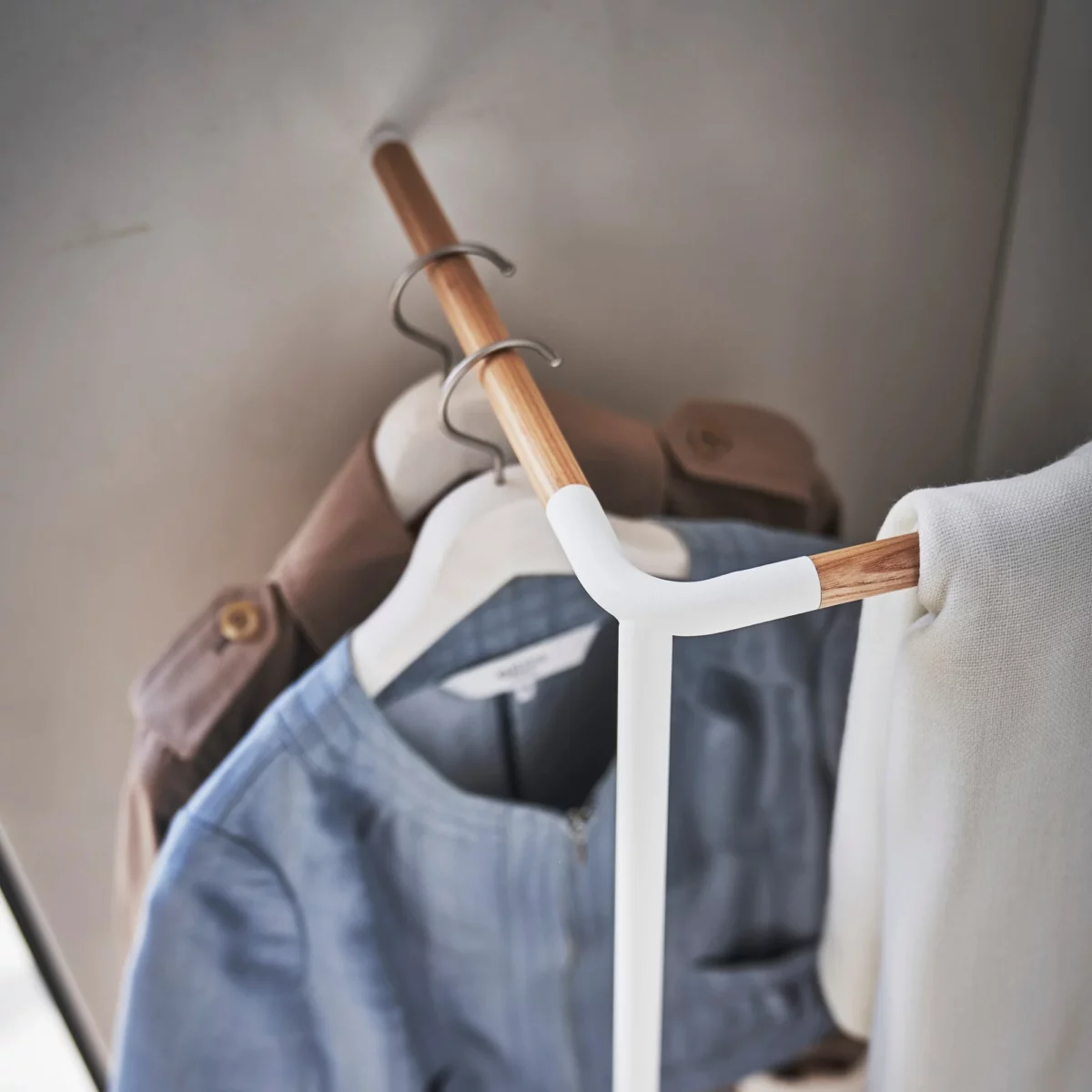 Yamazaki Garderobe CORNER TOWER Weiss, Detailansicht 4 | One Horizon