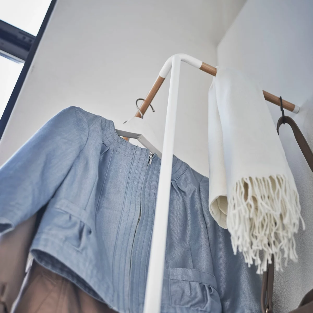 Yamazaki Garderobe CORNER TOWER Weiss, Detailansicht 5 | One Horizon