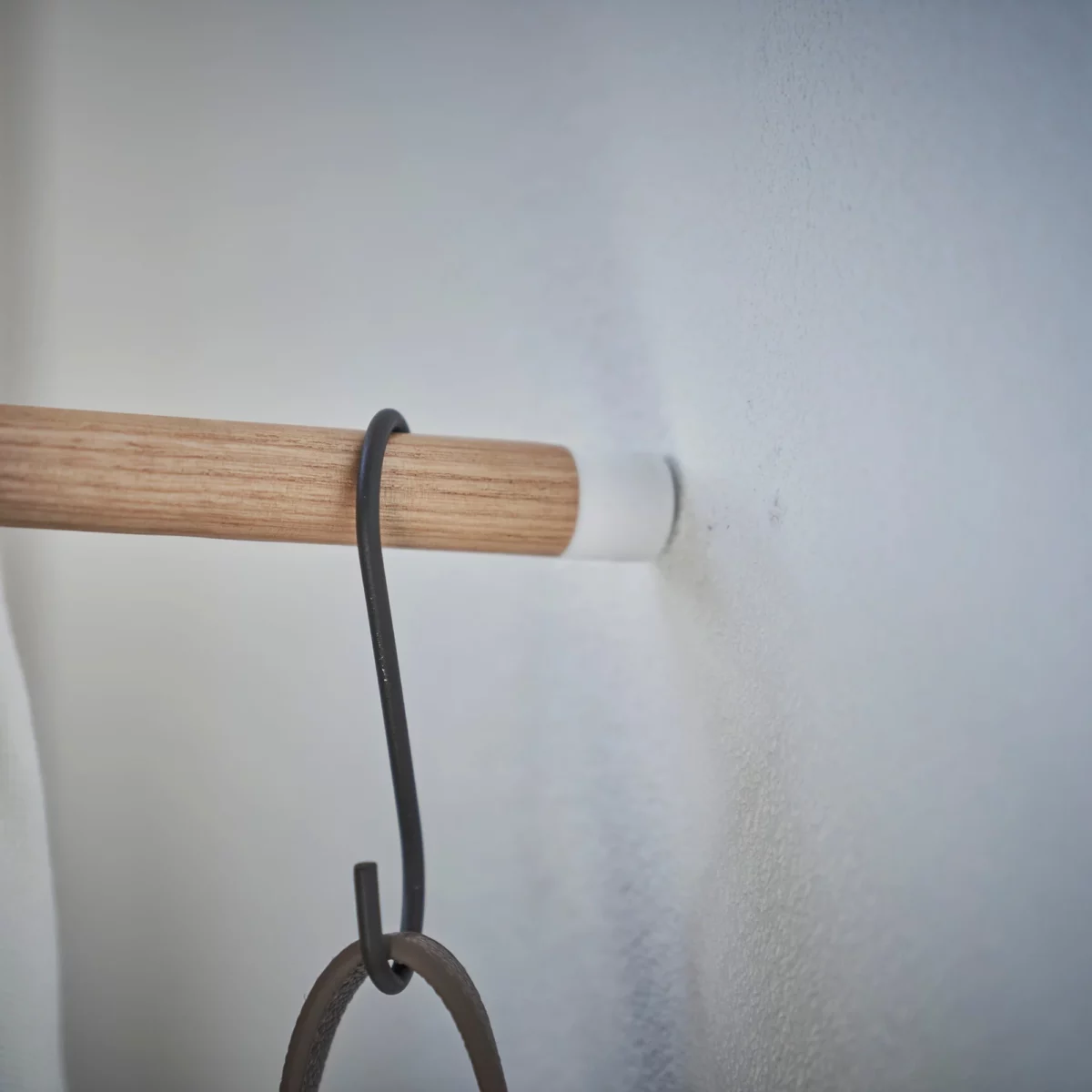 Yamazaki Garderobe CORNER TOWER Weiss, Detailansicht 7 | One Horizon