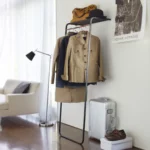 Yamazaki Garderobe mit Regal TOWER Schwarz, Detailansicht 2 | One Horizon