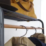 Yamazaki Garderobe mit Regal TOWER Schwarz, Detailansicht 5 | One Horizon