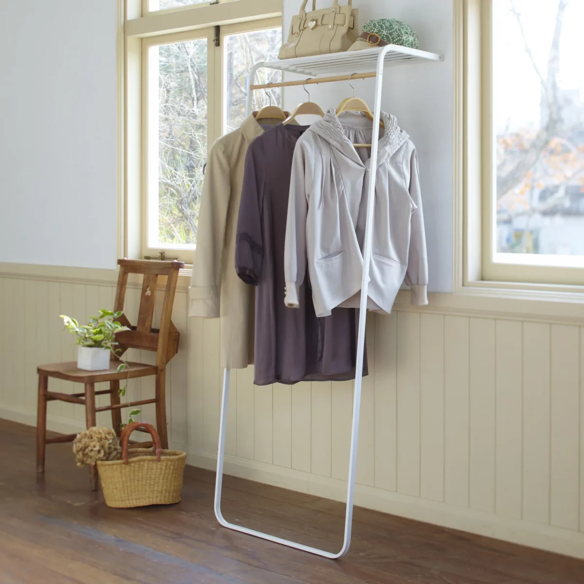Yamazaki Garderobe mit Regal TOWER Weiss, Detailansicht 4 | One Horizon