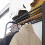 Yamazaki Garderobe mit Regal TOWER Weiss, Detailansicht 6 | One Horizon