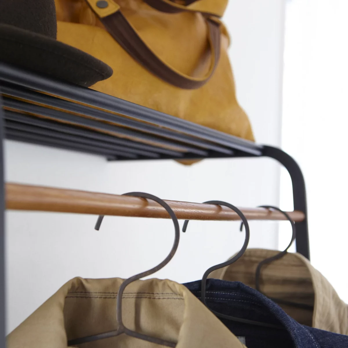 Yamazaki Garderobe mit Regal TOWER Weiss, Detailansicht 7 | One Horizon