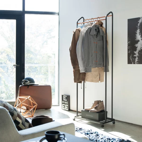 Yamazaki Garderobe mit Rollen TOWER Schwarz, Detailansicht 2 | One Horizon