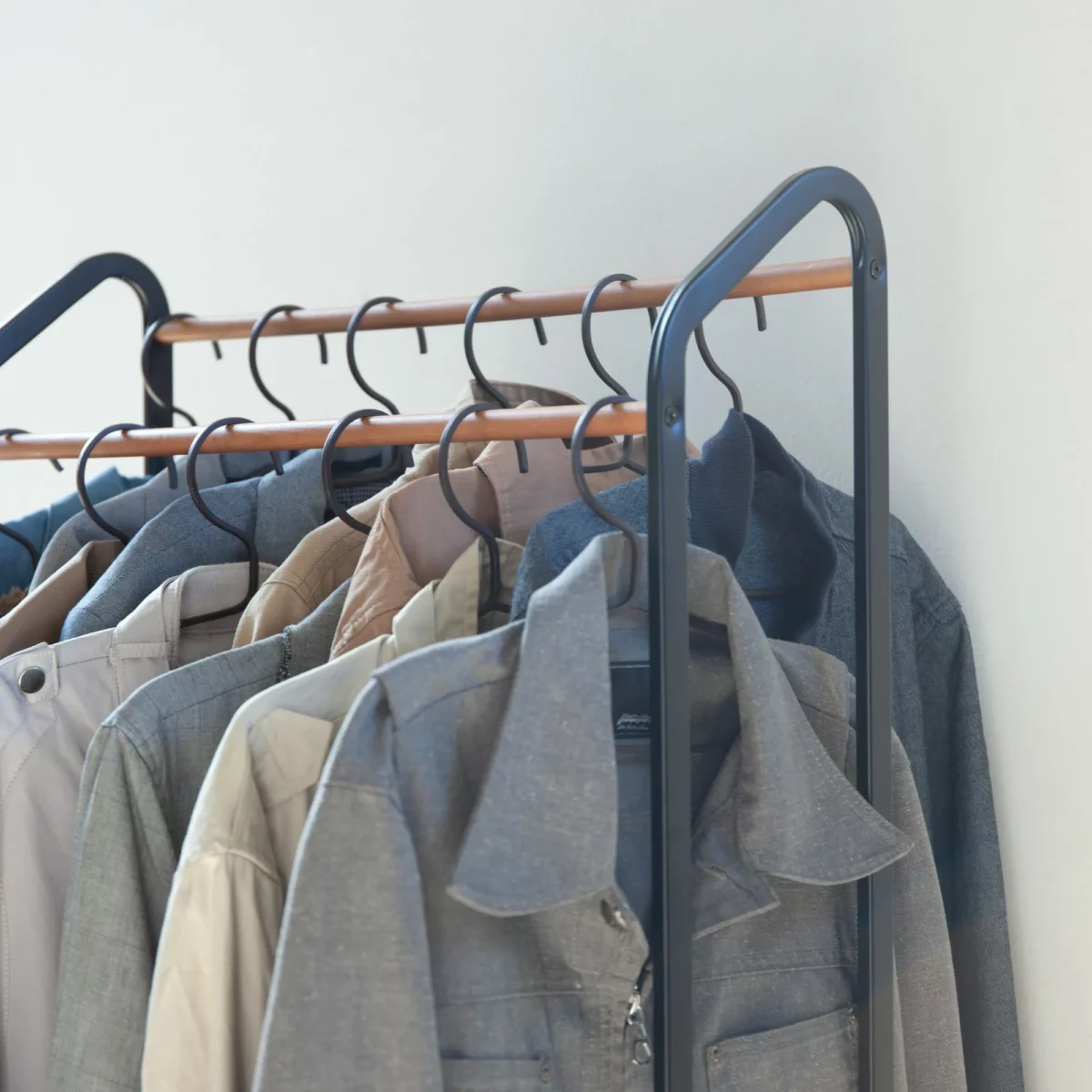 Yamazaki Garderobe mit Rollen TOWER Schwarz, Detailansicht 3 | One Horizon