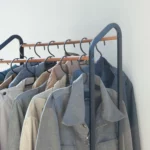 Yamazaki Garderobe mit Rollen TOWER Schwarz, Detailansicht 3 | One Horizon