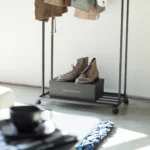 Yamazaki Garderobe mit Rollen TOWER Schwarz, Detailansicht 6 | One Horizon